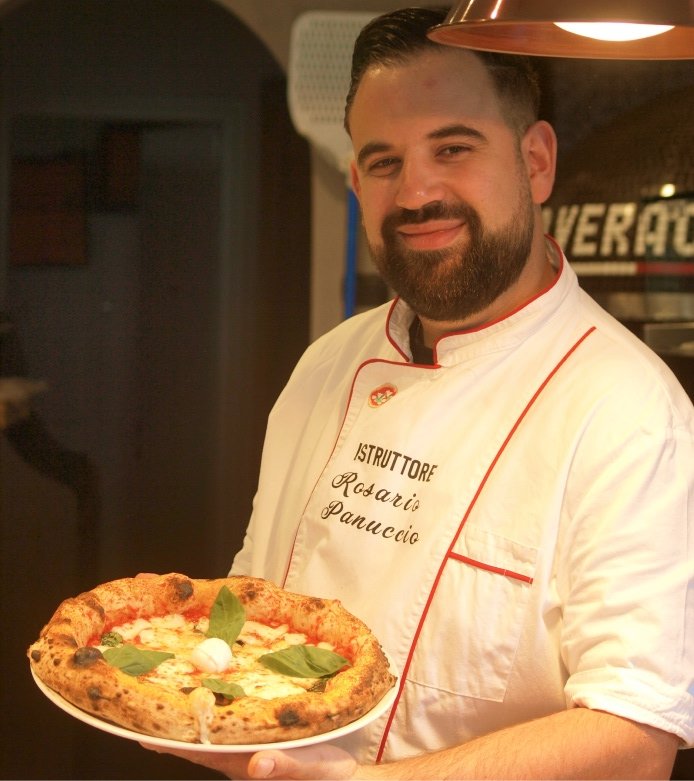 Pizza gourmet creata da Rosario Panuccio con ingredienti DOP alla Pizzeria La Verace